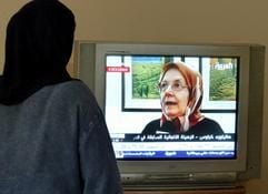 Eine irakische Frau verfolgt das TV-Interview von Hannelore Krause. (Foto: dpa)
