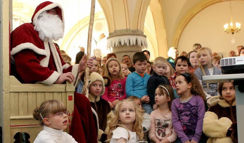 Der Heele Christ und die Kinder aus Bernburg waren im Ratssaal per Videokonferenz mit den Kindern aus Rostov Velikij in Russland verbunden.