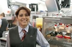Belgin Güzel (34) ist seit Freitag die Chefin in der McDonald's-Filiale in Berlin-Kreuzberg. (Foto: dpa)