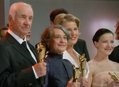 Schauspieler Armin Mueller-Stahl (l-r), Schauspielerin Monica Bleibtreu, die Produzentin Meike Kordes und Schauspielerin Hannah Herzsprung posieren am Freitagabend (04.05.2007) in Berlin nach der Verleihung des Deutschen Filmpreises mit ihren Preisen. (Foto: dpa)