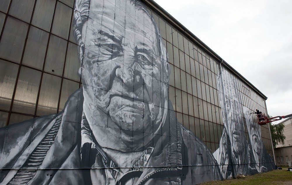Ex-Bergleute zaubert Graffiti-Künstler Hendrik Beikirch an die Fassaden der Hallen von Ferropolis. Walter Nitsche schaut schon in die Runde.