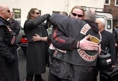Mitglieder der Hells Angels umarmen am Montag (04.11.2002) vor dem Düsseldorfer Landgericht nach der Urteilsverkündung einen der Hauptangeklagten, den ehemaligen stellvertretenden «Präsidenten».)