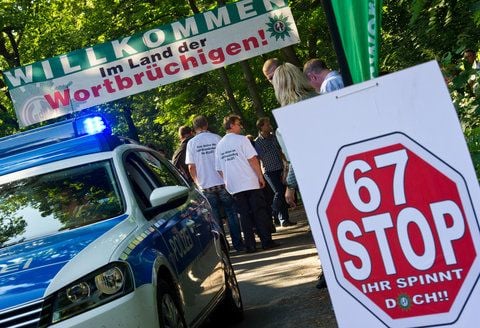 Polizeibeamte protestieren in Potsdam gegen die Pläne der brandenburgischen Landesregierung, das Pensionsalter für Beamte auf 67 Jahre heraufsetzen zu wollen. (FOTO: DPA)