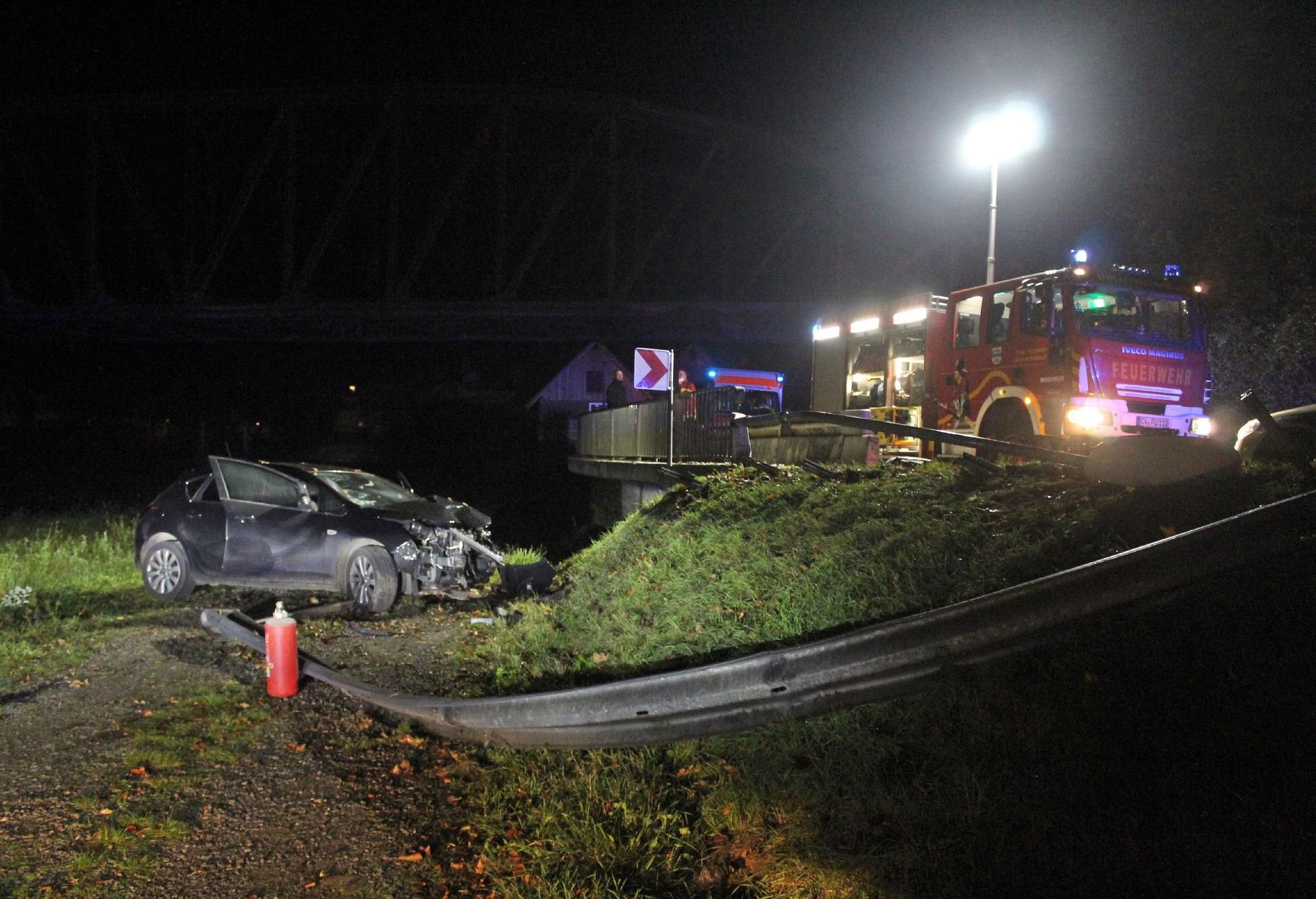 Einsatzkräfte der Rettungsdienst bergen ein Unfallfahrzeug. Bei einer wilden Flucht vor einer Polizeikontrolle ist ein Mann in der Nacht zum Montag mit seinem Auto in der Nähe von Pforzheim verunglückt und danach zu Fuß weiter geflüchtet.