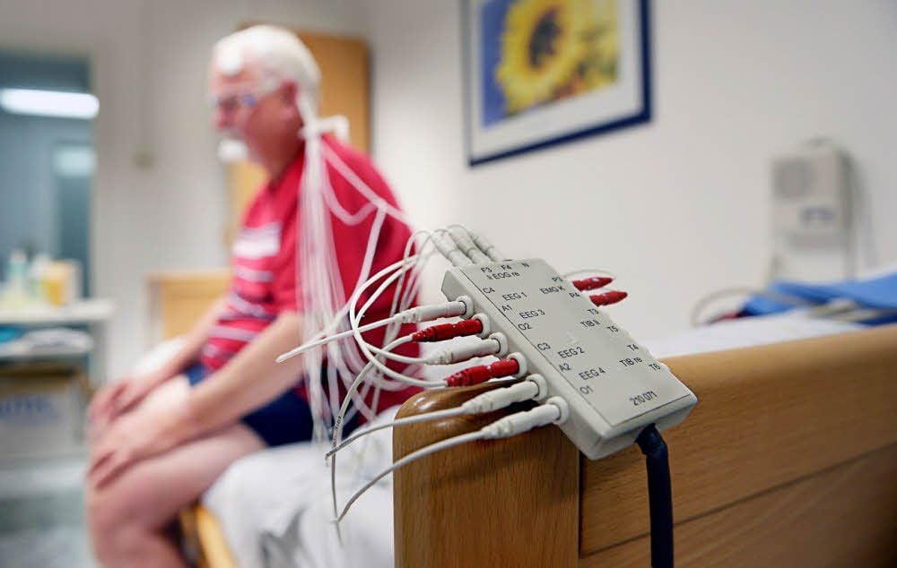 Im Schlaflabor wird der Patient verkabelt. Sein Schlaf wird aufgezeichnet.