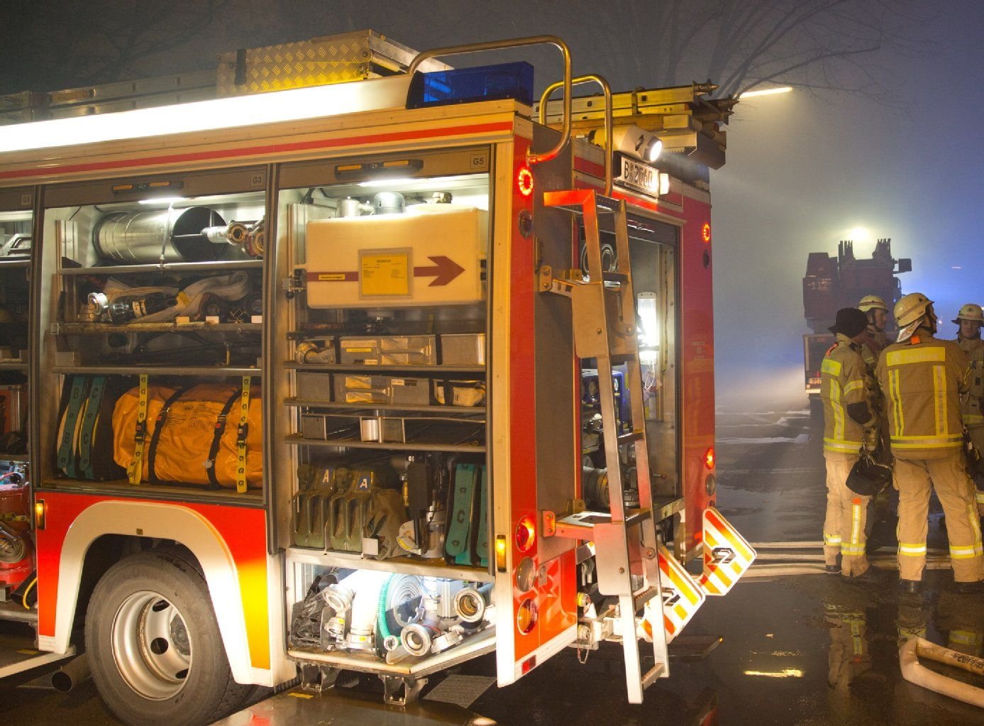 Einsatzkräfte der Feuerwehr während eines Einsatzes.