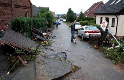 Trümmer liegen in Plate nach einem Tornado in einer Seitenstrasse. Der Tornado hat am Donnerstagabend in der Ortschaft dutzende Wohnhäuser und andere Gebäude beschädigt oder teilweise zerstört. (FOTO: DDP)