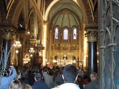 Die Katholische Kathedrale Sankt Josef in Bukarest ist am Palmsonntag (01.04.2007) gut besucht. Das aus dem Jahr 1885 stammende Gebäude soll von einem modernen Bauprojekt verdrängt werden. Alles in allem steht in Rumänien neben den christlichen und folkloristischen Traditionen der Kommerz rund um das Osterfest im Vordergrund. (Foto: dpa)