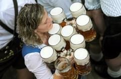 Zehn Maßkrüge mit Bier trägt eine Kellnerin am Samstag (16.09.2006) in München nach der Eröffnung des 173. Oktoberfestes durch ein Bierzelt. (Foto: dpa)