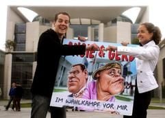 Kanzlerstimmen-Imitator Elmar Brandt und Anne Onken, die Stimme der frisch gekürten CDU-Kanzlerkandidatin Angela Merkel, posieren am Mittwoch (1. Juni 2005) in Berlin vor dem Kanzleramt. (Foto: dpa)
