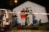 Polizisten stehen in Quedlinburg vor einem Zelt, das für die Ermittlungen aufgestellt wurde.
