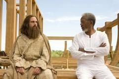 Im neuen Kinofilm «Evan Allmächtig» sitzen Evan Baxter (Steve Carell, l.) und Gott (Morgan Freeman) nebeneinander auf Evans Arche. (Foto: dpa)