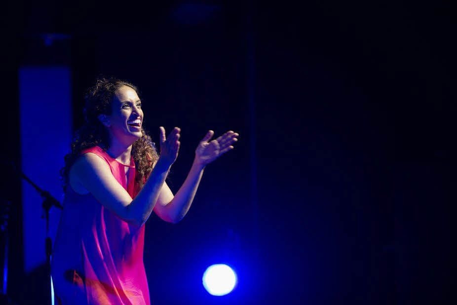 Noa zieht das Publikum im Opernhaus bis Mitternacht in ihren Bann. Die Israelin brilliert mit überragender Stimme, Gefühl und Leidenschaft.