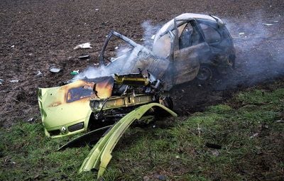 Der Renault Megane brannte nach dem Unfall zwischen Rieda und Ostrau aus. (Foto: André Kehrer)