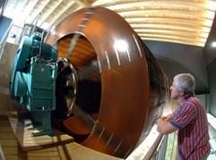 Ein Mann betrachtet am Donnerstag (04.08.2005) im Schau-Wasserkraftwerk bei Thale ein riesiges Wasserrad, das nach Angaben des Herstellers, der Hydrowatt Wasserkraft- und Energiegewinnung GmbH Karlsruhe, zu den größten der Welt zählt. (Foto: dpa)