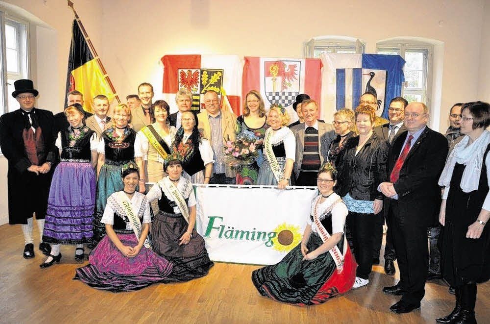 Freude am Sonntag in großer Runde in Baruth über die Entscheidung: Eva von Holly aus Möckern wird ein Jahr lang Flämingkönigin sein.