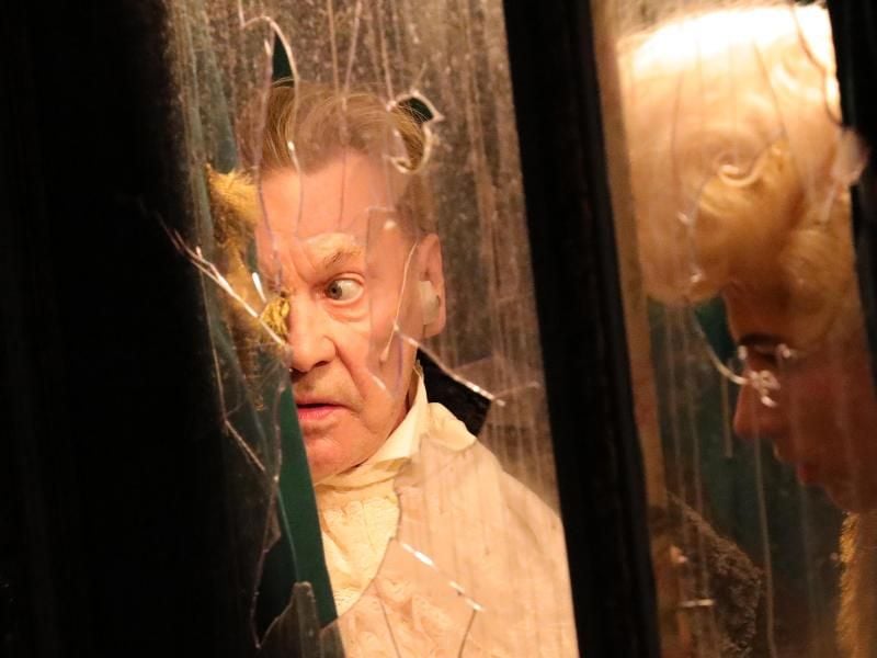 Helmut Berger als Duc de Walchen in dem Drama „Liberté” von Albert Serra an der Volksbühne Berlin. Foto: Wolfgang Kumm