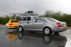 Jede Sekunde zählt: Hersteller wie DaimlerChrysler versuchen einiges, um das Bremsverhalten ihrer Fahrzeuge zu verbessern. (Foto: dpa)