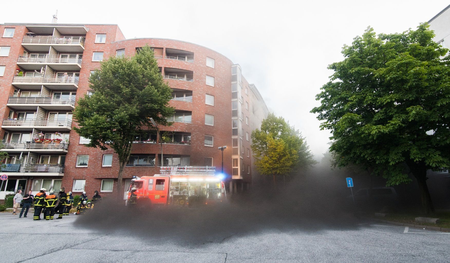 Ein Feuer in einem Hamburger Hochbunker löste eine Explosion aus, bei der fast 30 Menschen verletzt wurden.