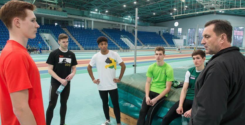 Lucas Schütze, Kevin Manz, Michael Fleischer, Ersatzläufer Stefan Jungmichel und Felix Hafner mit Trainer Burkhard Gäbel (v.l.n.r.)