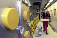 Blick in die Siemens-Plutoniumverarbeitung in Hanau (Archivfoto vom 5.4.2002). Siemens schließt einen direkten Missbrauch der Anlage für militärische Zwecke aus. (Foto: dpa)