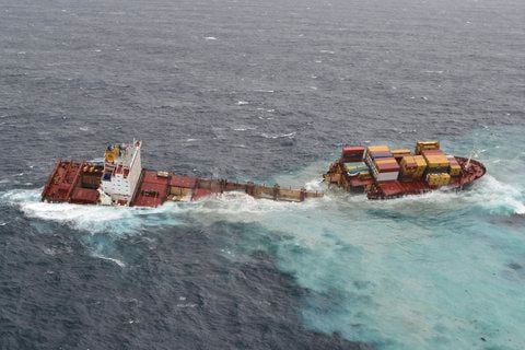 Bei schwerem Seegang sei das Heck der «Rena» - auf diesem Bild ist das Schiff noch in einem Stück - abgebrochen und liege nun etwa 30 Meter entfernt vom Bug des insgesamt 236 Meter langen Schiffes. (FOTO: REUTERS)