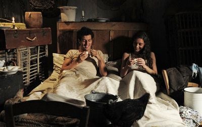 Peppino (l, Francesco Scianna) und Mannina (Margareth Made) in einer Szene aus dem Kinofilm «Baaria - Eine italienische Familiengeschichte» . (FOTO: DPA)