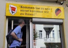«Kommen Sie zu uns - sonst kommen wir zu Ihnen!» steht auf einem Schild des Restaurants. Im Osten Berlins gibt es eine Kneipe mit Stasi-Motto. Das Lokal und Restaurant in der Normannenstraße heißt «Zur Firma». (Foto: dpa)