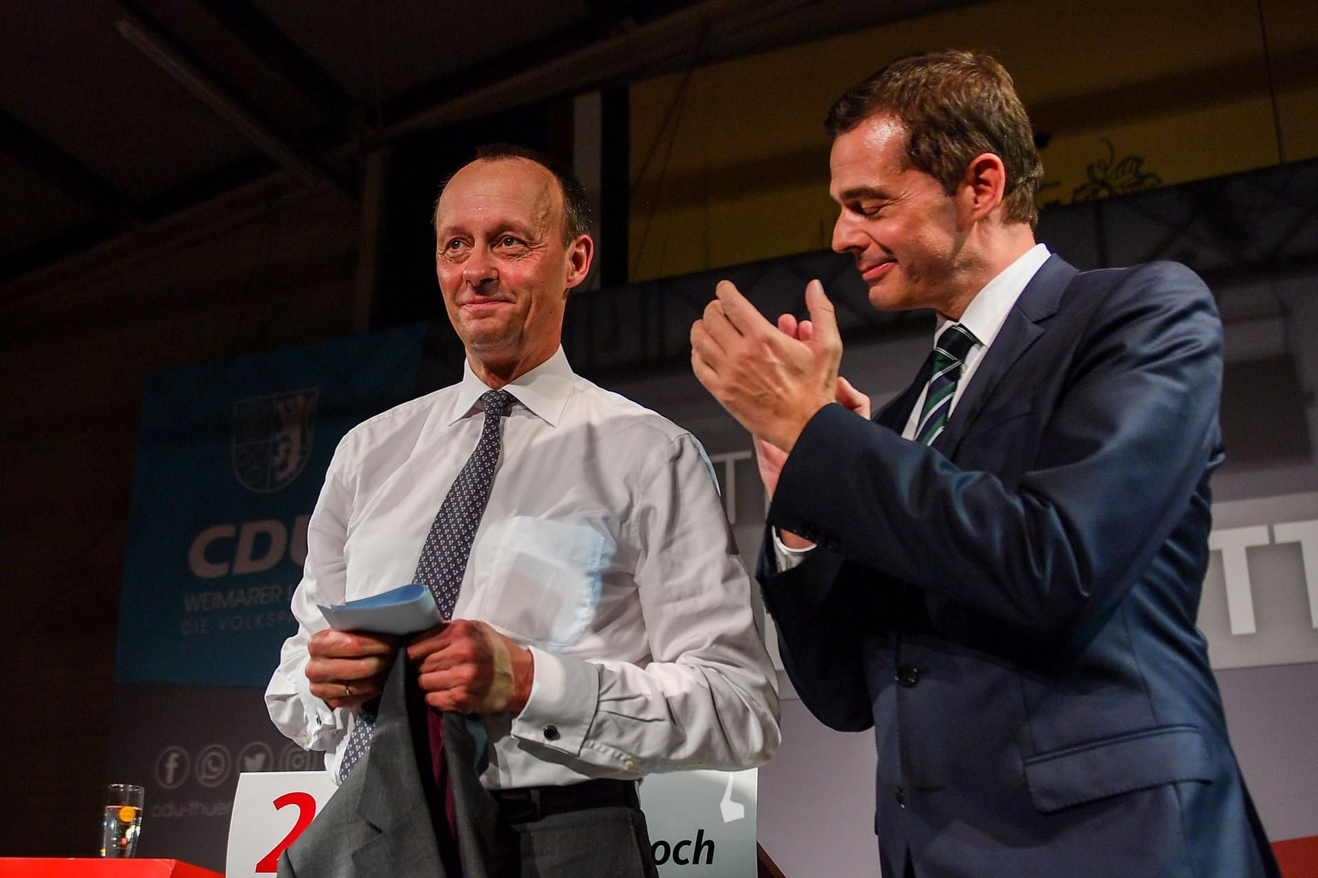 Friedrich Merz (l.), ehemaliger Vorsitzender der CDU/CSU-Fraktion im Bundestag, und Mike Mohring, Landesvorsitzender der CDU-Thüringen, stehen nach der Rede von Merz auf der Bühne in der Festhalle der Vereinsbrauerei Apolda.