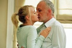 Gabrielle (Ludivine Sagnier) küsst den Schriftsteller Charles Saint-Denis (Francois Berleand) auf den Mund. (Foto: dpa)