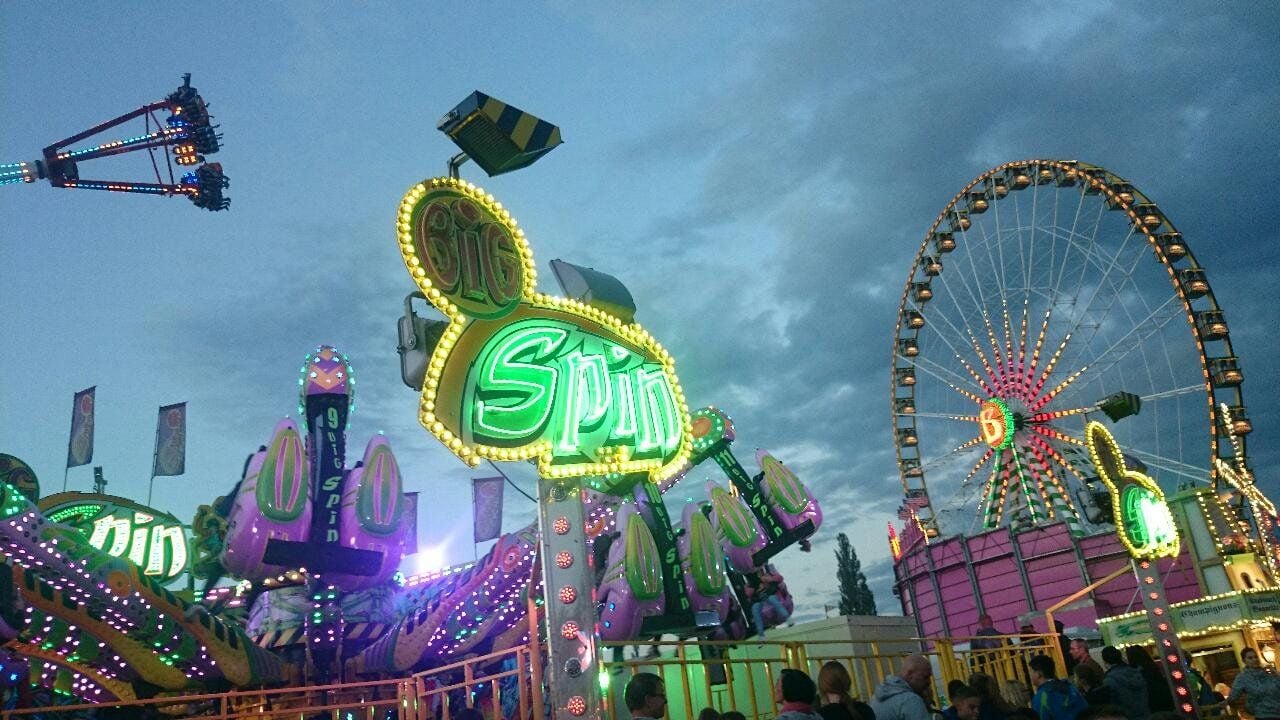 Dunkle Wolken über dem Festgelände.