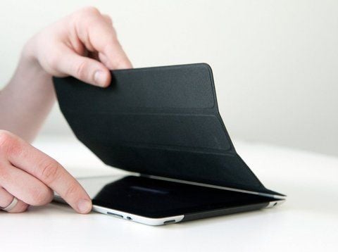 Das «Smartcover» schützt nicht nur das Display beim iPad 2, sondern weckt den Tablet Computer beim Öffnen automatisch aus dem Ruhezustand. (FOTO: ANDREA WARNECKE/DPA)