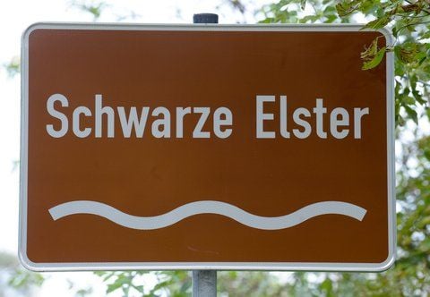 Das Hinweisschild auf den Fluß Schwarze Elster steht in Löben (Landkreis Wittenberg). (FOTO: DPA)