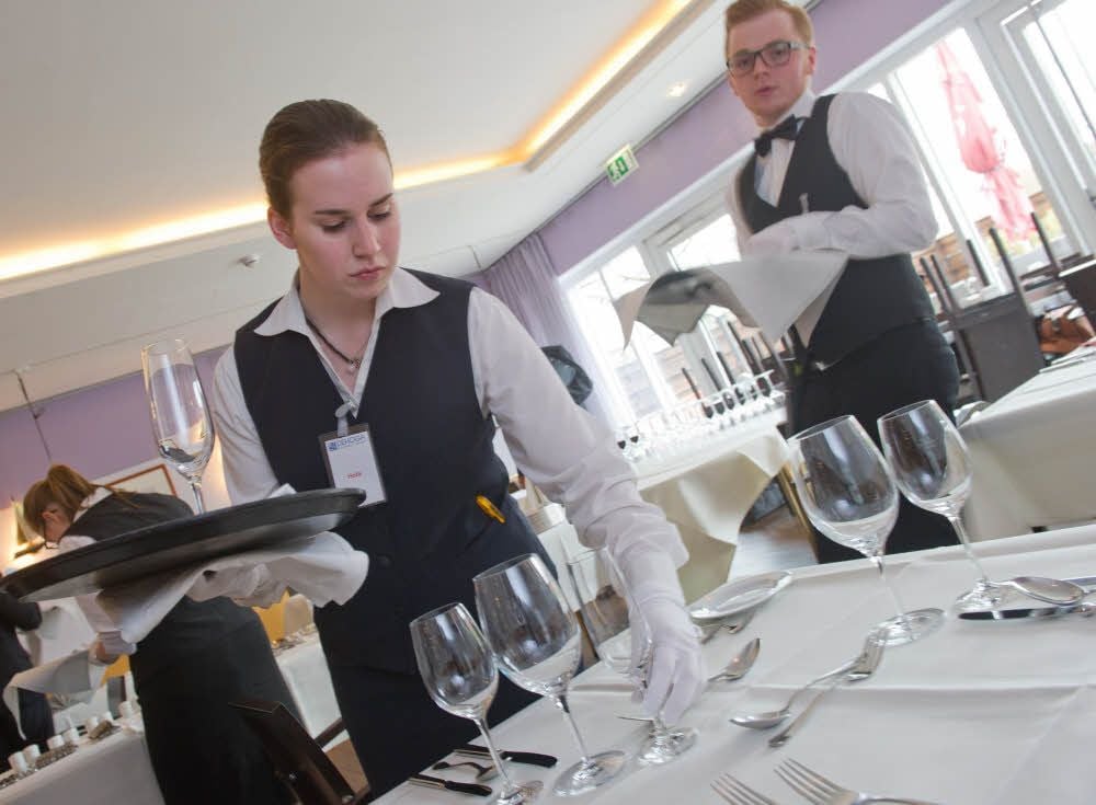 Dringend gesucht: Servicepersonal für Gaststätten. Unser Bild zeigt Hotelfachfrau Jennifer Arndt bei einem Wettbewerb der gastgewerblichen Berufe.