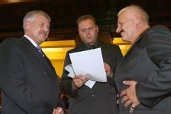 Die NPD-Abgeordneten Udo Voigt, Eckart Bräuniger und Fritz Liebenow (v.l.) unterhalten sich am Donnerstag (26. Oktober) vor der konstituierenden Sitzung der Bezirksverodnetenversammlung Treptow-Köpenik in Berlin. (Foto: dpa)