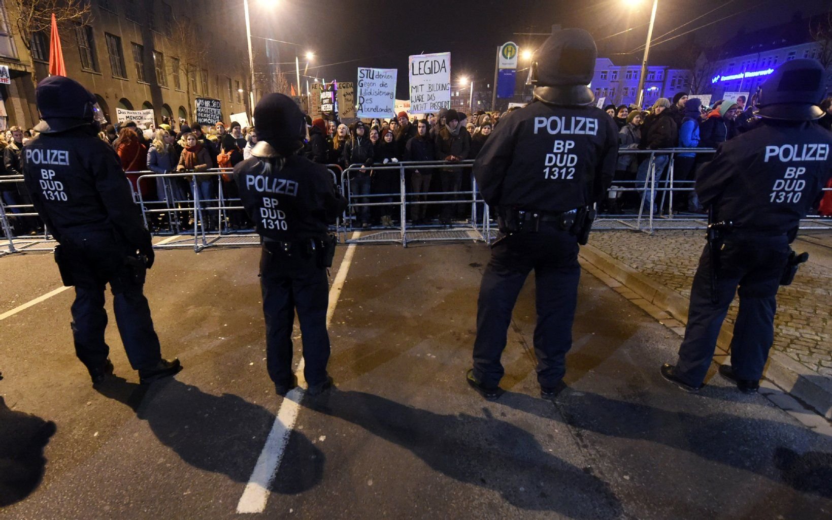 Leipziger und Gäste der Stadt demonstrieren hinter einer Polizeiabsperrung