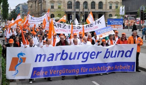 Ärzte in München: Mit dem Ärztestreik will der Marburger Bund seine Forderung nach fünf Prozent mehr Gehalt und mehr Geld für Bereitschaftsdienste der Ärzte durchsetzen. (FOTO: DPA)