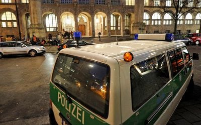 Ein Polizeiwagen steht am frühen Montagmorgen nach der polizeilichen Räumung des Audimax der Ludwig-Maximilians-Universität (LMU) in München (Bayern) vor der Universität. (FOTO: DDP)