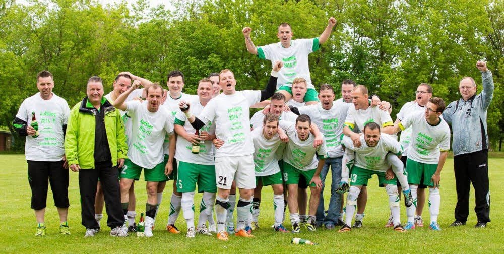 Coach Frank Jaenecke (rechts außen) zeigt es an: Für die Aufstiegsmannschaft des SV Chemie Rodleben geht es nach oben.