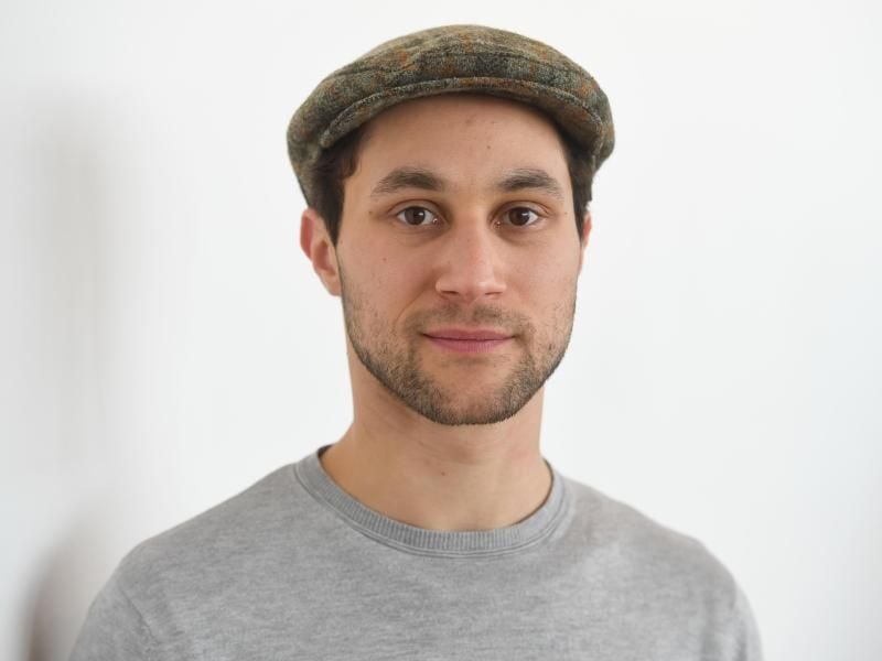 Der Schauspieler Ludwig Trepte freut sich über einen Jungen. Foto: Tobias Hase