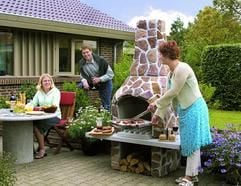 Grillen im Garten - für Außenkamine ist in der Regel keine Baugenehmigung nötig. (Foto: dpa)
