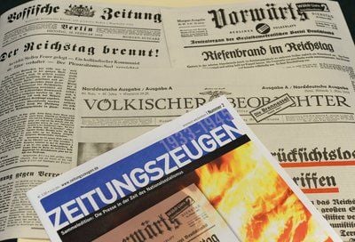 Eine Ausgabe von «Zeitungszeugen» mit den nachgedruckten historischen Zeitungen zum Thema Reichstagsbrand vom 27. Februar 1933 liegt in Hannover auf einem Tisch. (FOTO: DPA)