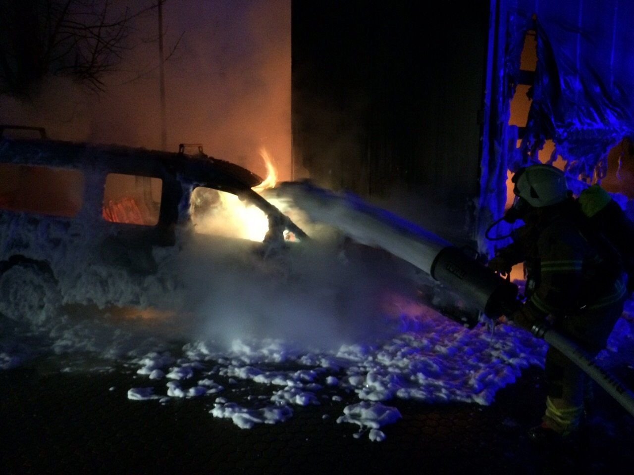Ein Auto ist in der Nacht zum Freitag auf der B 100 bei Brehna unter einen Lastwagen gekracht und in Flammen aufgegangen.
