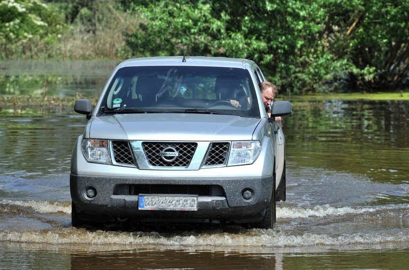 Mit seinem Pickup muss Lauts hier und da immer noch durchs Wasser.