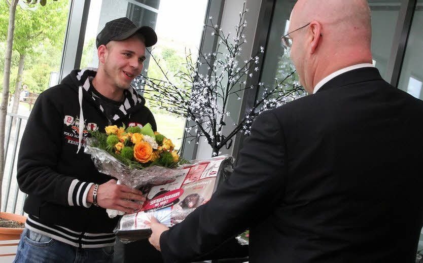 Bergbautechnologe Tomes Schmidt (li.) wird von Uwe Schmidt, Geschäftsführer der Rosenstadt Sangerhausen GmbH, verabschiedet.