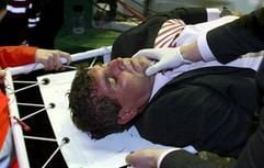 Sevillas Trainer Juande Ramos wird auf einer Krankentrage transporteiert. (Foto: dpa)
