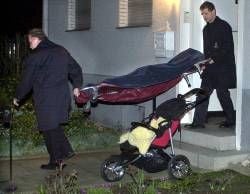 Ein Kindersarg wird am frühen Montagmorgen in Dortmund von zwei Bestattern, an einem Kinderwagen vorbei, aus einem Hauseingang getragen. Bei einem Familiendrama war in der Nacht der einjährige Sohn einer dreiköpfigen Familie mit zwei Schüssen getötet worden. Der 31 Jahre alte Vater des Kindes wurde mit lebensgefährlichen Schussverletzungen ins Krankenhaus gebracht. Auch die Mutter wurde durch Schüsse schwer verletzt.