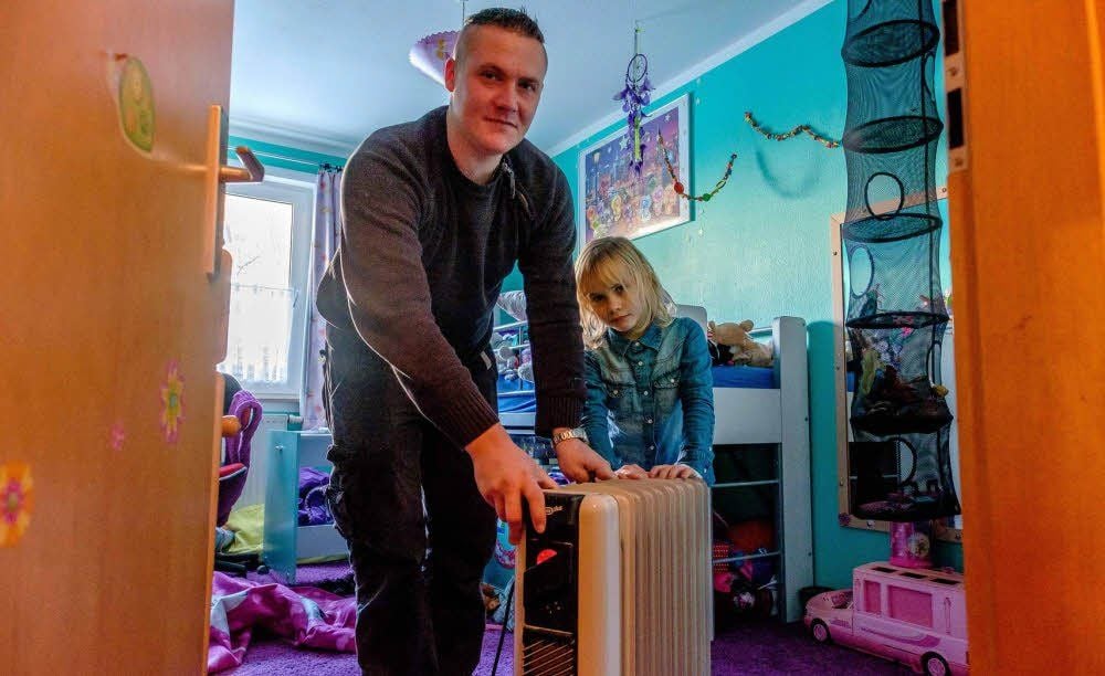 Gottlob, der Ölradiator kann raus, die Heizung läuft wieder: Hier Thomas Möbius mit Töchterchen Abby.