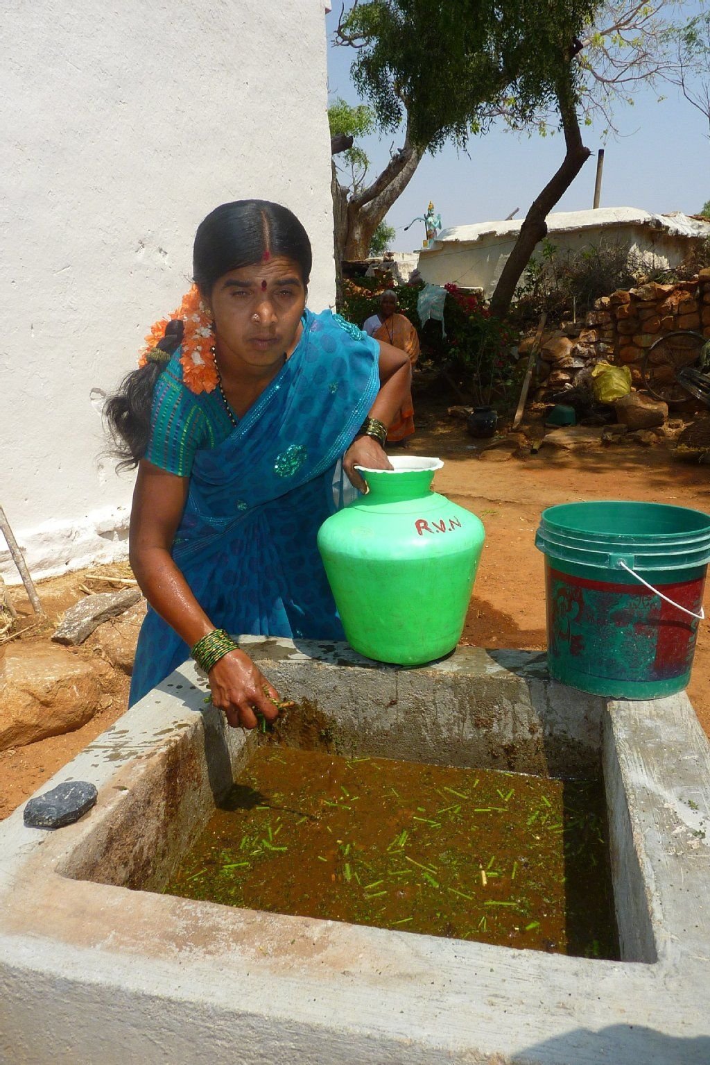 Radha Nanjundappa bereitet ihre Biogasanlage vor.