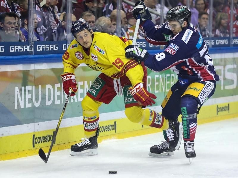 Steht künftig für die Nürnberg Ice Tigers auf dem Eis: Luke Adam (l). Foto: Andreas Gora/dpa